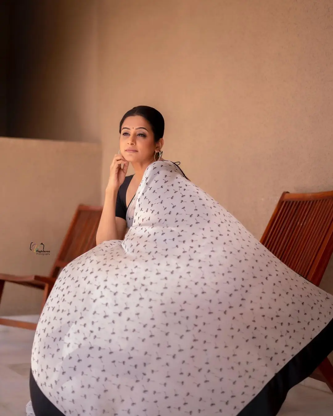 Priyamani In South Indian Traditional White Saree Black Blouse